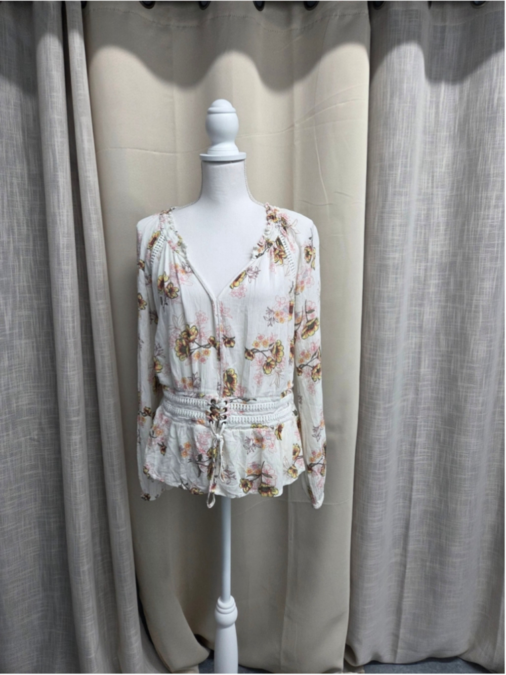 American Rag White Floral V-Neck Peasant Top Waist Tie Feminine Size 24